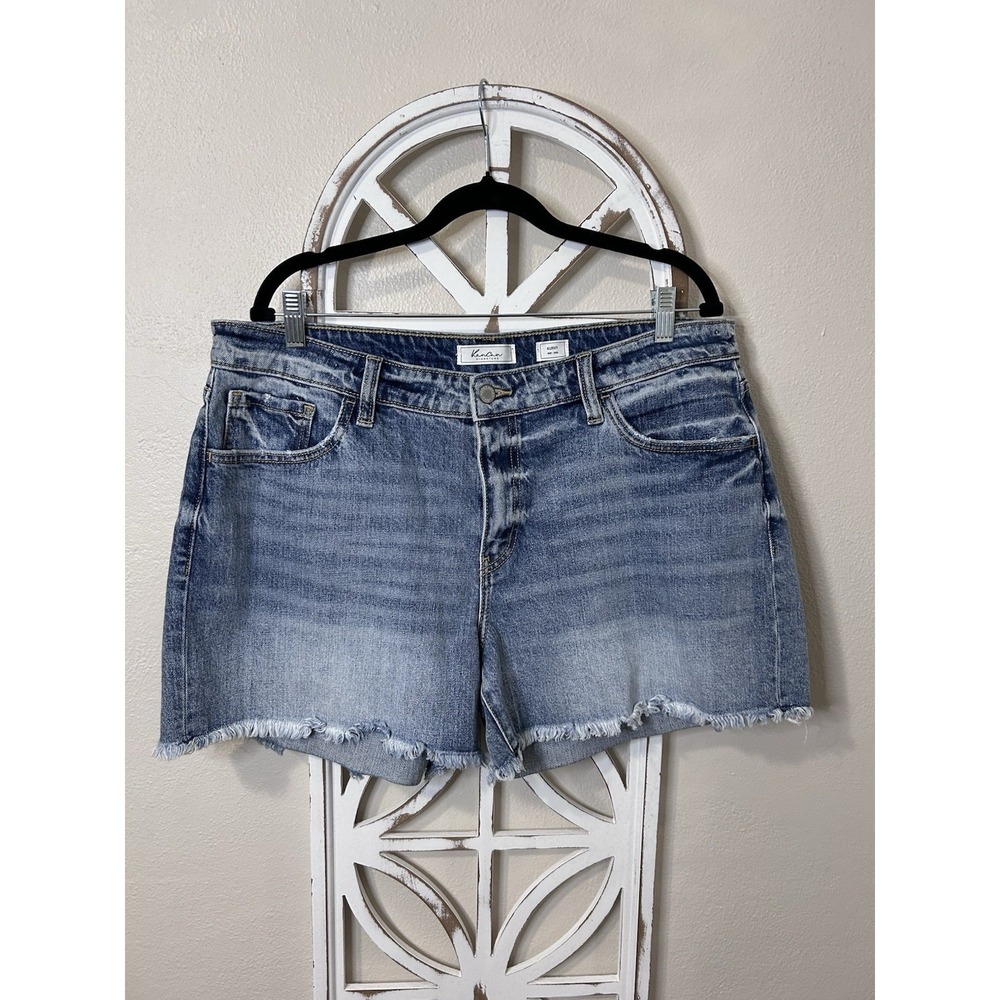 KanCan SIZE 32 Cut Off Mid Rise Kurvy Denim Jean Shorts *050